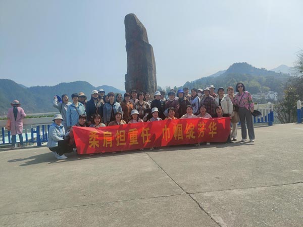 公司机关党支部、工程服务支部结合进行“三八”节主题活动