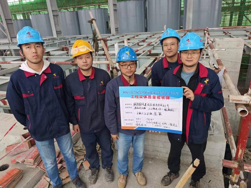 铜基新资料渣选球磨机主轴承座垫铁预埋通过验收 