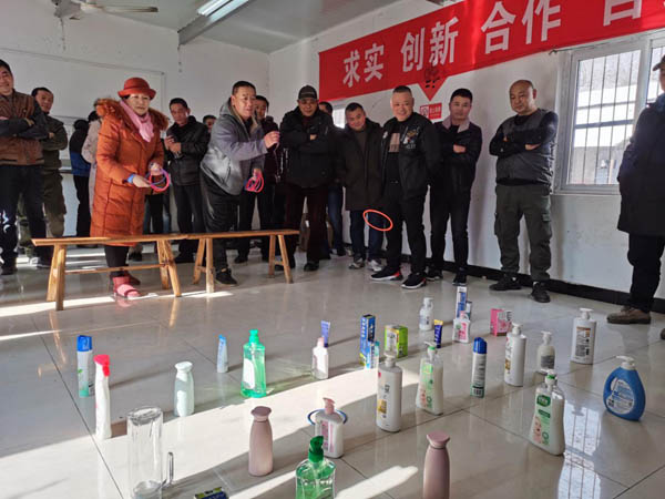 基层党支部发展“庆元旦 迎新春”趣味套圈活动