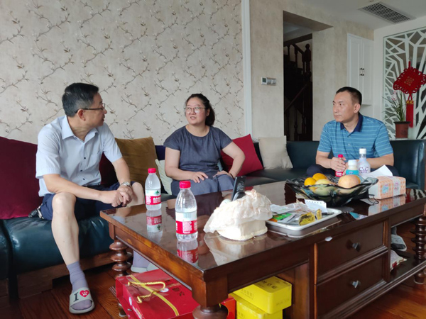 公司党委发展走访慰问