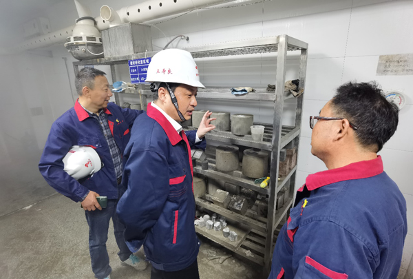公司纪委书记到建材钻研室调研