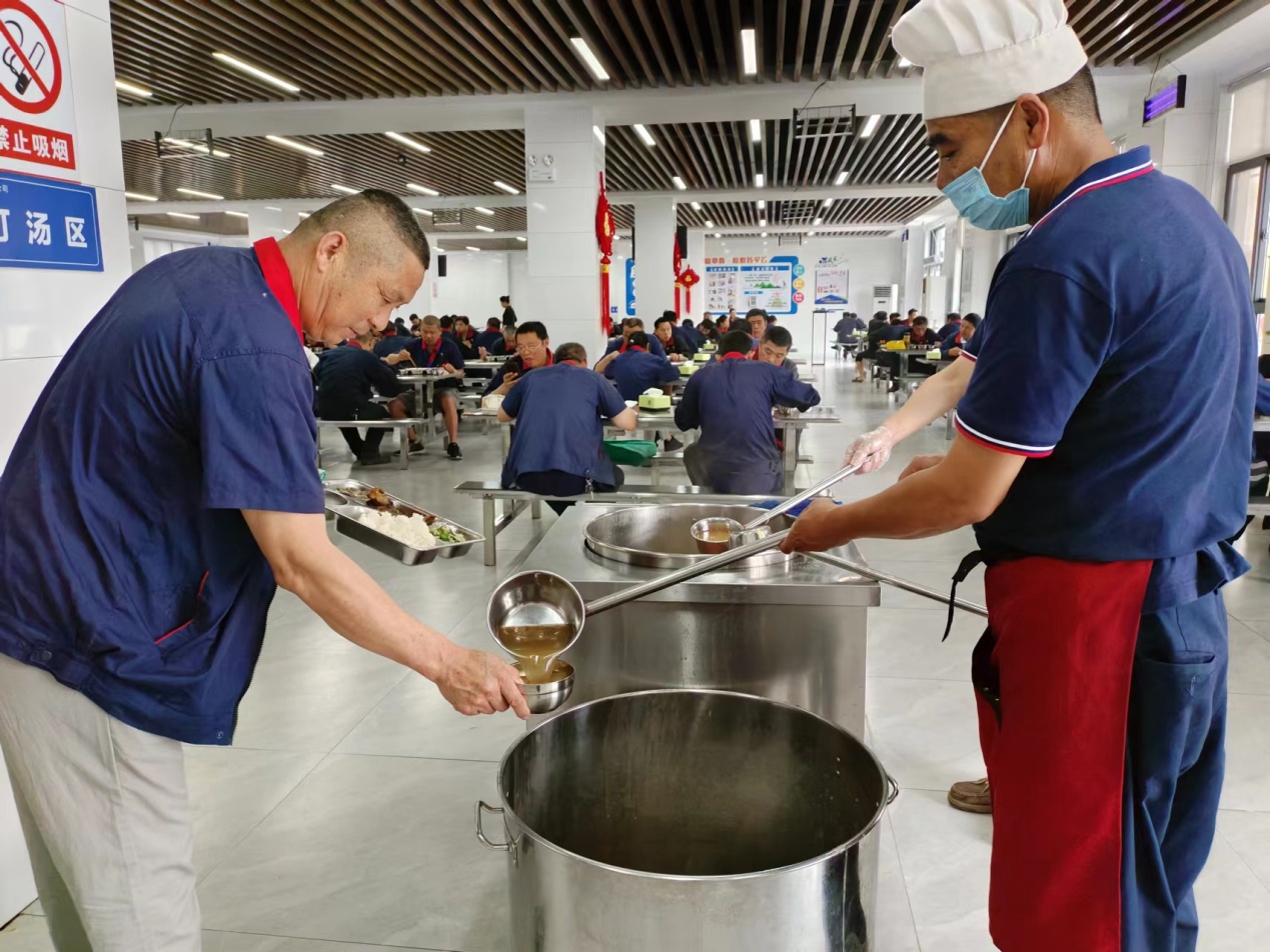 公司食堂积极参加防暑工作
