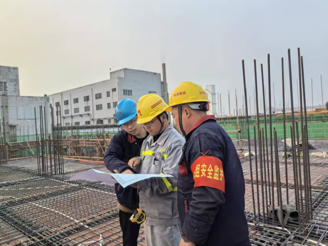 金冠阳极泥项目提前实现熔炼二层 框架混凝土浇筑